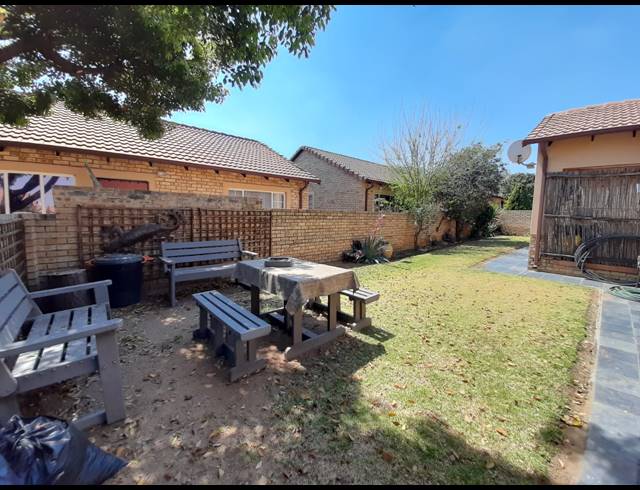 3 BEDROOM TOWNHOUSE FOR SALE IN SASOLBURG EXT 11